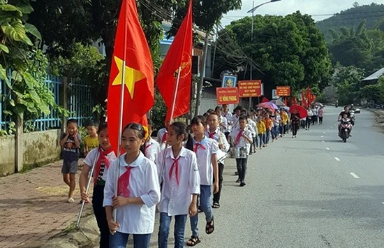 Đoàn học sinh của Trường Tiểu học và THCS Lê Hồng Phong cổ động cho Lễ khai giảng năm học mới. 