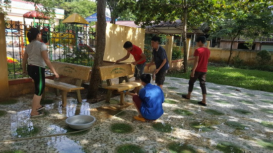 Ghế đá, sân trường được cọ rửa sạch sẽ để trẻ có thể vui chơi.