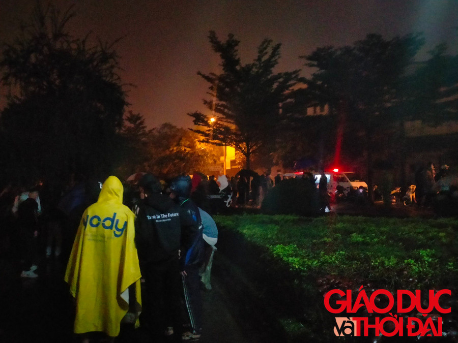 Rất đông người dân hiếu kỳ tụ tập theo dõi vụ việc. (Ảnh: Vũ Long) Rất đông người dân hiếu kỳ tụ tập theo dõi vụ việc. (Ảnh: Vũ Long)