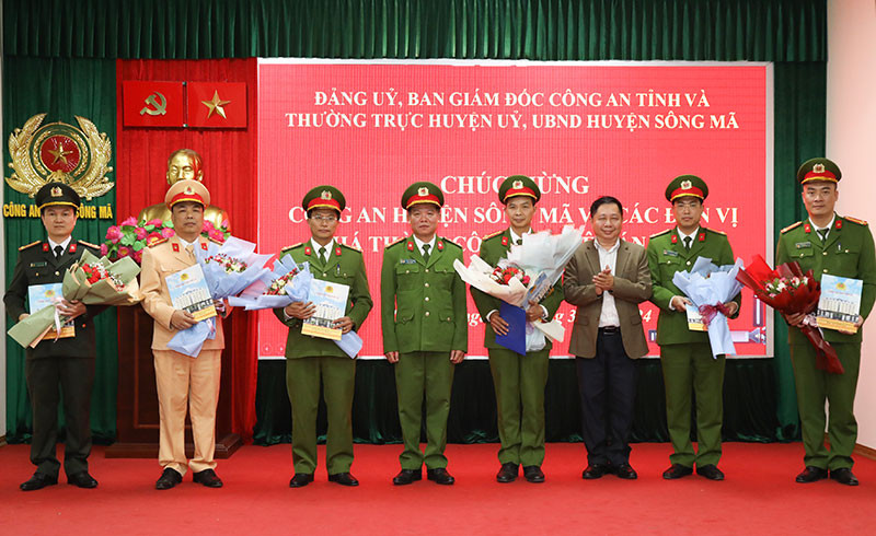 Đại tá Trần Thanh Sơn, Phó Giám đốc Công an tỉnh Sơn La cùng với Chủ tịch UBND huyện Sông Mã trao thưởng cho các lực lượng tham gia phá án. Đại tá Trần Thanh Sơn, Phó Giám đốc Công an tỉnh Sơn La cùng với Chủ tịch UBND huyện Sông Mã trao thưởng cho các lực lượng tham gia phá án.