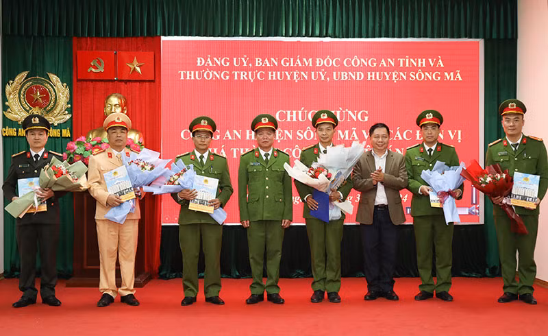 Đại tá Trần Thanh Sơn, Phó Giám đốc Công an tỉnh Sơn La cùng với Chủ tịch UBND huyện Sông Mã trao thưởng cho các lực lượng tham gia phá án.