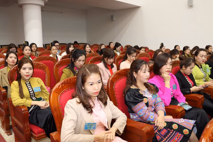 Các giáo viên tham dự hội thi. Các giáo viên tham dự hội thi.