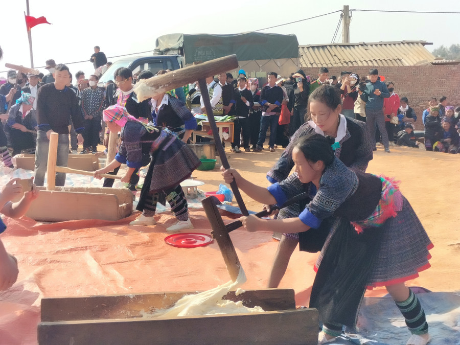 Cuộc thi giã bánh giầy tại bản Nậm Nghẹp. Cuộc thi giã bánh giầy tại bản Nậm Nghẹp.