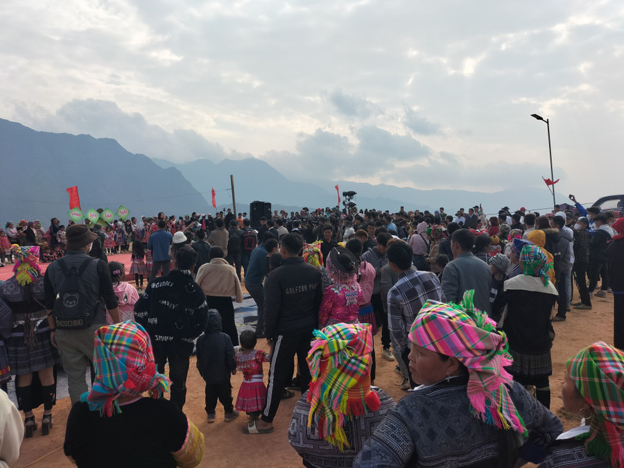 Bà con các dân tộc đến ngày hội hoa Sơn tra. Bà con các dân tộc đến ngày hội hoa Sơn tra.