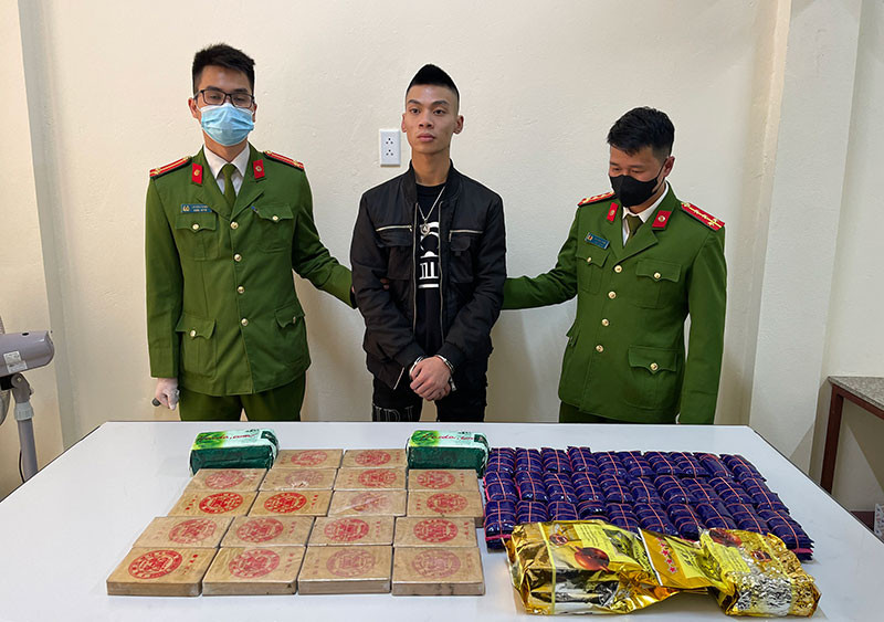 Nguyễn Đình Duy cùng tang vật tại cơ quan Công an. Nguyễn Đình Duy cùng tang vật tại cơ quan Công an.