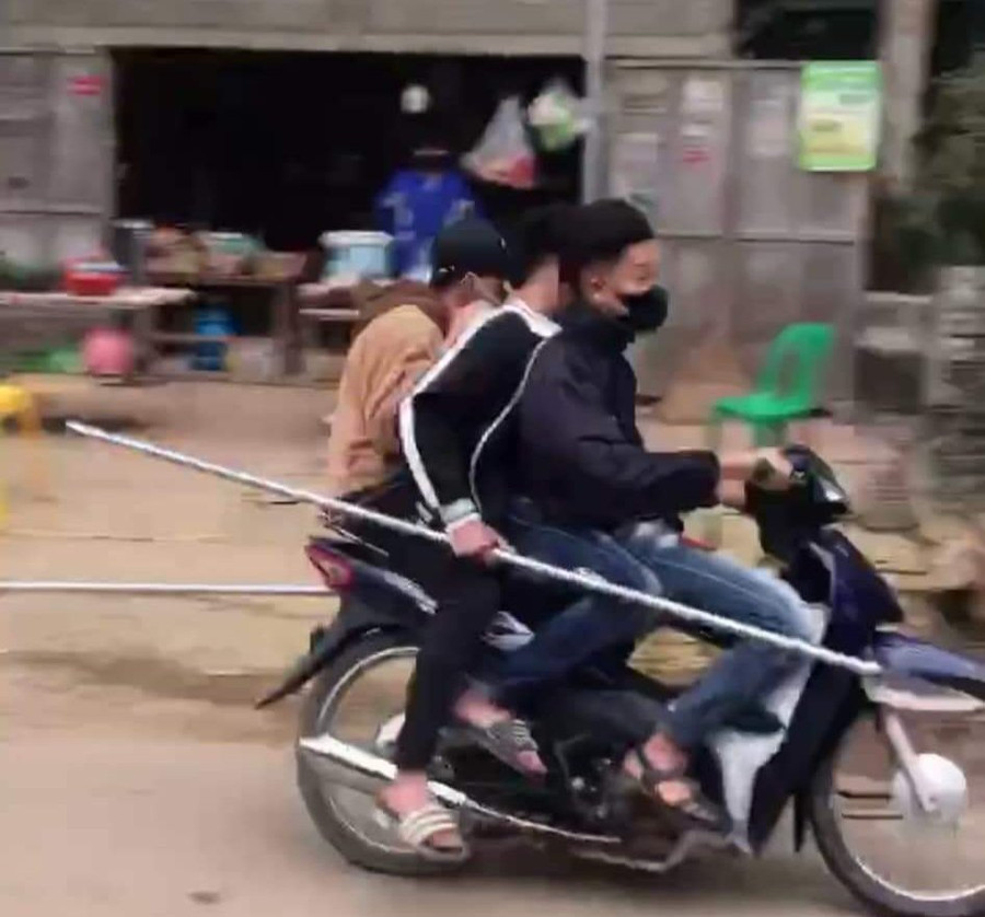3 thanh niên cầm hung khí đánh võng, lạng lách trên đường. 3 thanh niên cầm hung khí đánh võng, lạng lách trên đường.