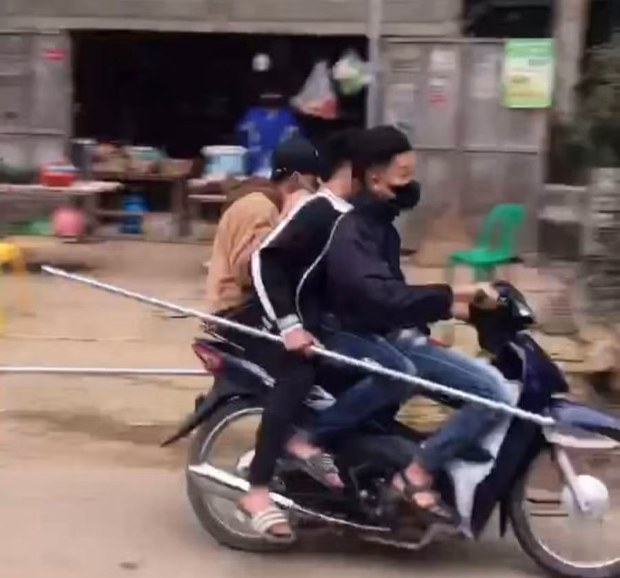 3 thanh niên cầm hung khí đánh võng, lạng lách trên đường.