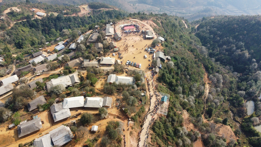 Dòng người tấp nập đổ về bản Nậm Nghẹp chiêm ngưỡng hoa Sơn Tra. Dòng người tấp nập đổ về bản Nậm Nghẹp chiêm ngưỡng hoa Sơn Tra.