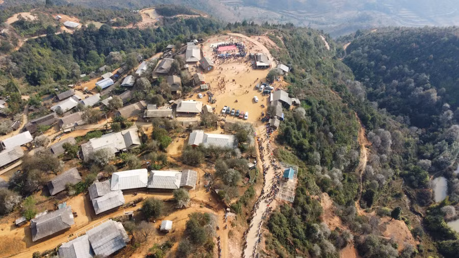 Dòng người tấp nập đổ về bản Nậm Nghẹp chiêm ngưỡng hoa Sơn Tra.