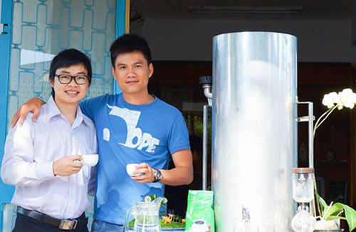 Thầy Hải và bạn thưởng thức cà phê bên chiếc máy pha cà phê có trọng lượng 15 kg. Ảnh: NVCC. thayhi2.jpg