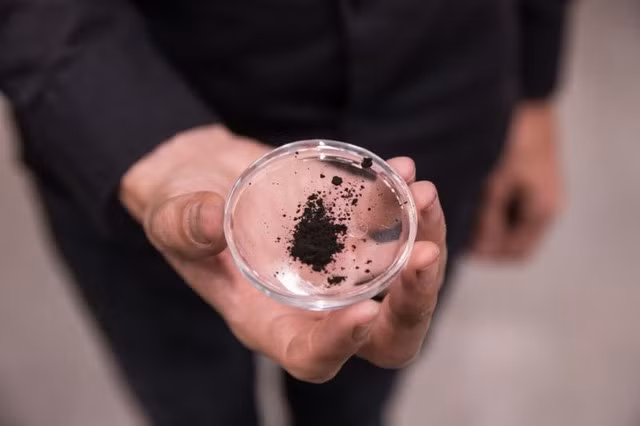 Máy lọc không khí khổng lồ biến bụi bẩn thành đá quý ảnh 3