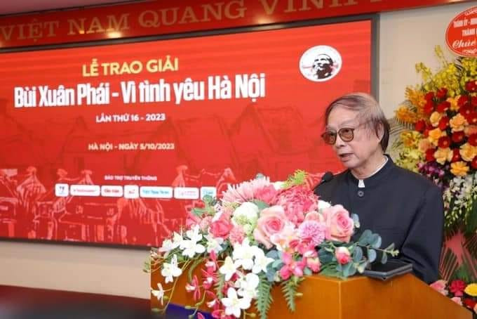 Đạo diễn, NSND Đặng Nhật Minh nhận Giải thưởng Bùi Xuân Phái 2023. Ảnh: ITN.