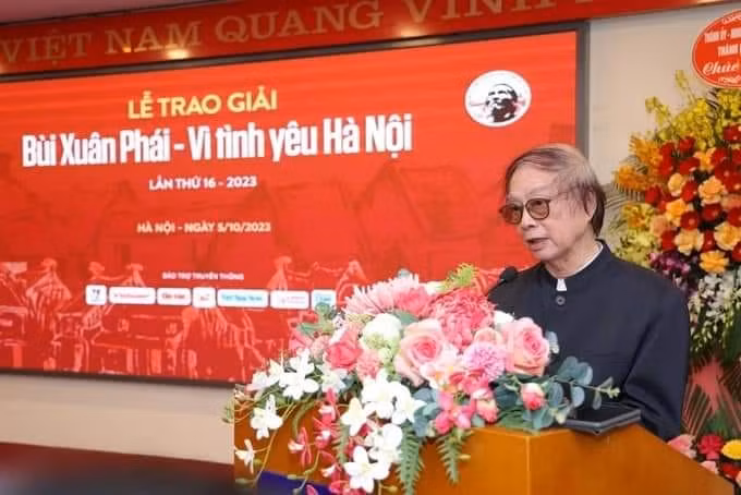 Đạo diễn, NSND Đặng Nhật Minh nhận Giải thưởng Bùi Xuân Phái 2023. Ảnh: ITN.
