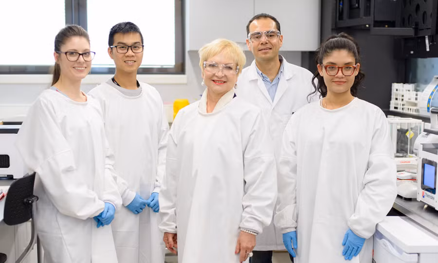 TS Denver Linklater, TS Lê Hoàng Phúc và các cộng sự (từ trái qua phải). Ảnh: NVCC