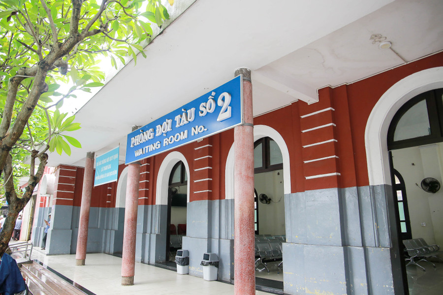 Kết cấu ga Huế gồm một tòa nhà 2 tầng và các dãy nhà 1 tầng để phục vụ hành khách cũng như các công việc hành chính.