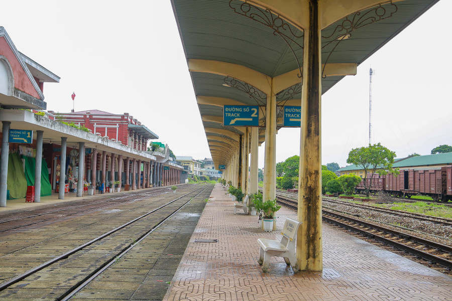 Bên trong sân ga Huế là hệ thống đường ray nơi các tàu Bắc - Nam dừng đón và trả khách.