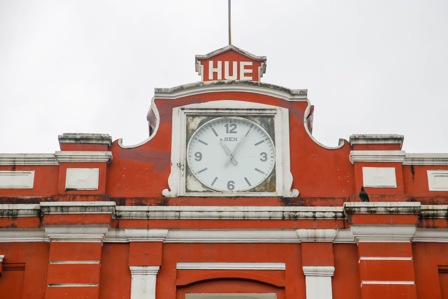 Chiếc đồng hồ cổ hơn 100 năm đặt ở tòa nhà 2 tầng của ga vẫn hoạt động chạy đúng giờ.