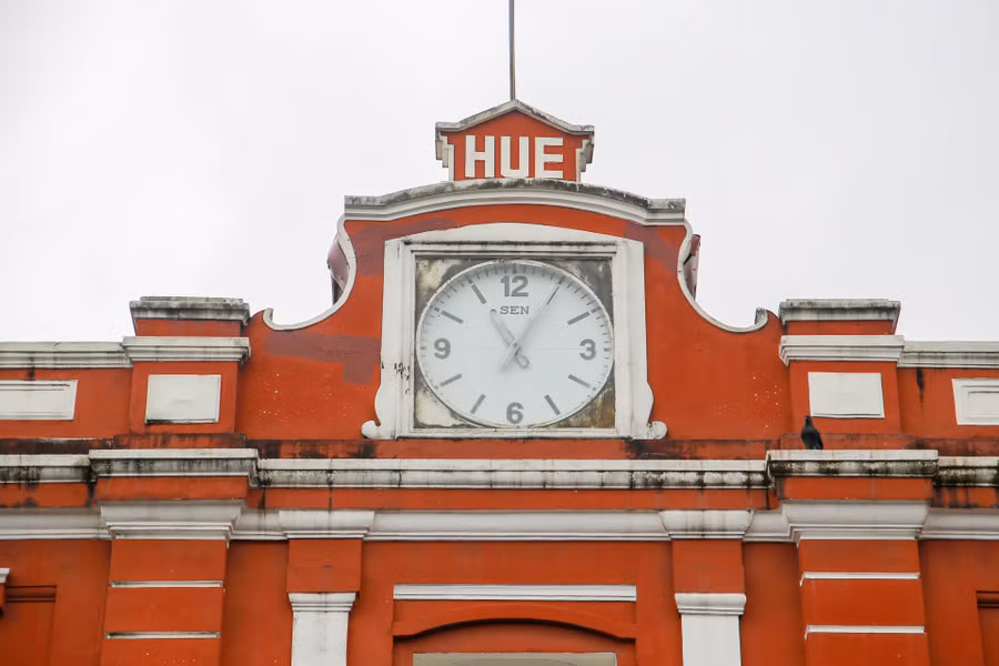 Chiếc đồng hồ cổ hơn 100 năm đặt ở tòa nhà 2 tầng của ga vẫn hoạt động chạy đúng giờ.