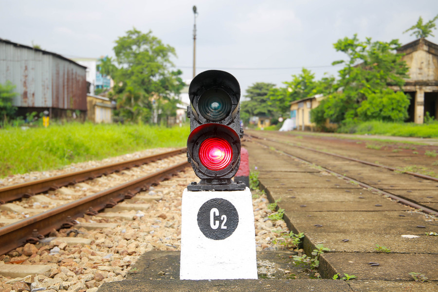 Hệ thống đèn tín hiệu đặt cạnh hệ thống đường ray.