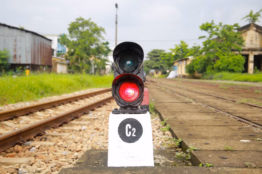 Hệ thống đèn tín hiệu đặt cạnh hệ thống đường ray.
