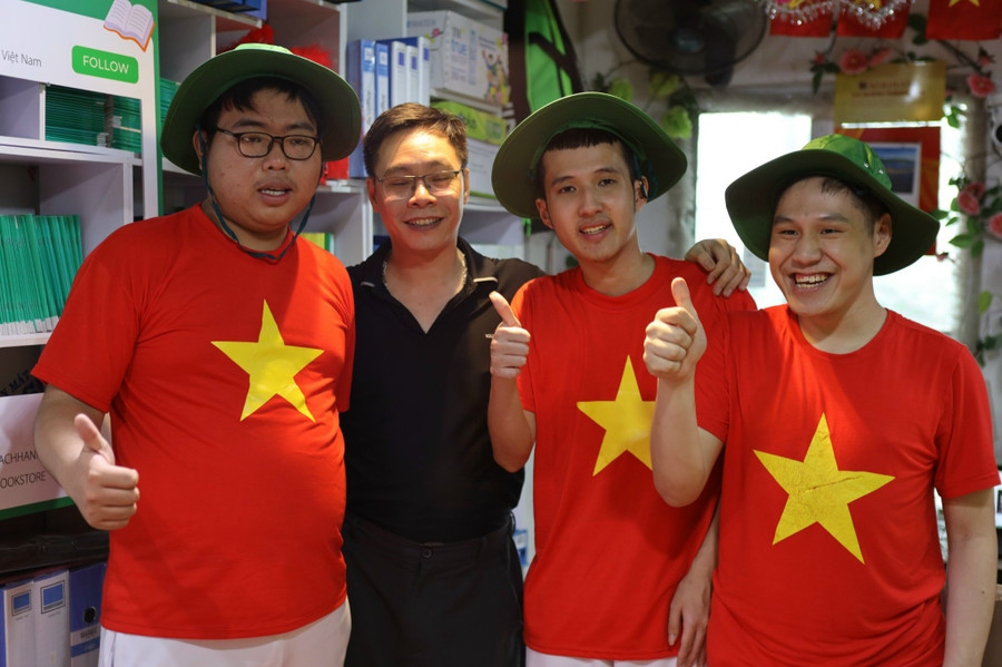 Anh Nguyễn Đức Trung (thứ 2 từ trái sang) và nhân viên của mô hình kinh tế VAPs.