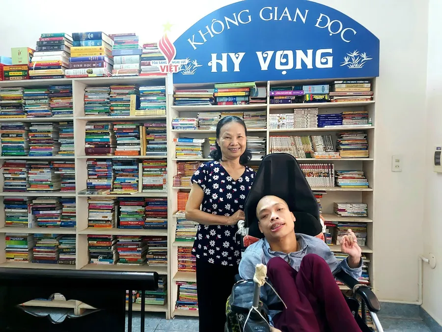 Anh Đỗ Hà Cừ bên mẹ là cô Nguyễn Thị Kim Sơn.