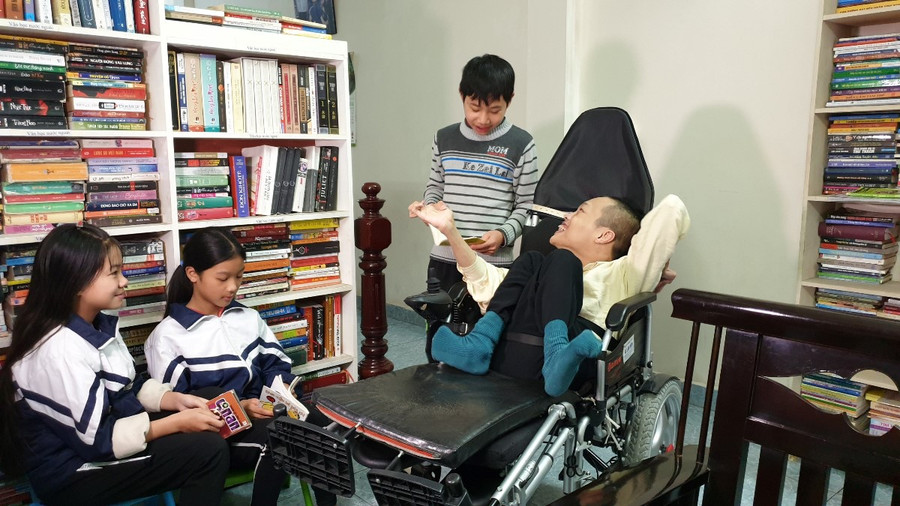 Đỗ Hà Cừ cùng các bạn nhỏ bên “Không gian đọc Hy vọng” tại phường Trần Lãm, TP Thái Bình.