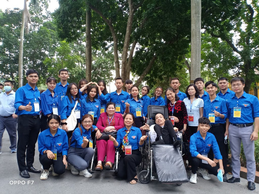 Anh Đỗ Hà Cừ cùng các tình nguyện viên của CLB &apos;Không gian đọc Hy vọng&apos;.