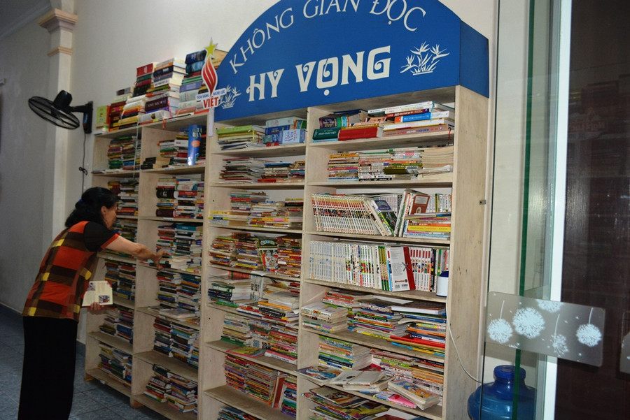 Mẹ anh Cừ, cô Nguyễn Thị Kim Sơn sắp xếp lại từng cuốn sách.