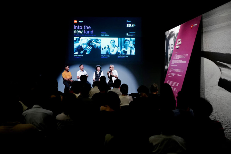 Trong khuôn khổ triển lãm còn có các talkshow trao đổi về nghiệp vụ nhiếp ảnh. Trong khuôn khổ triển lãm còn có các talkshow trao đổi về nghiệp vụ nhiếp ảnh.