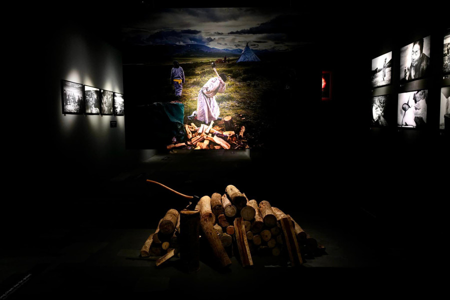 Việc vận dụng những thủ pháp như chất lượng bản in, ánh sáng, sắp đặt, bài trí cũng đem lại cho triển lãm những khác biệt. Việc vận dụng những thủ pháp như chất lượng bản in, ánh sáng, sắp đặt, bài trí cũng đem lại cho triển lãm những khác biệt.