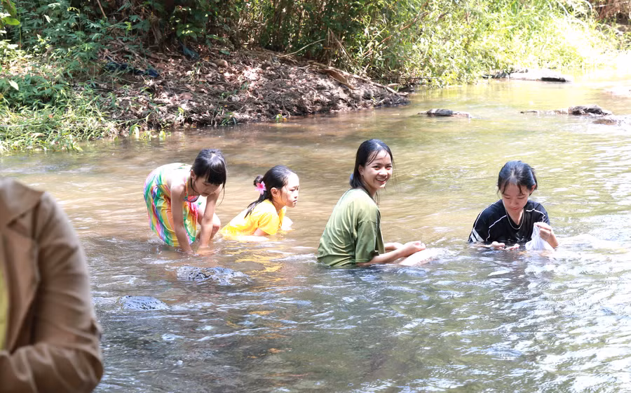 Trẻ em ở thành phố thích thú khi được ngâm mình dưới dòng suối trong xanh, mát lạnh ở Tây Nguyên.