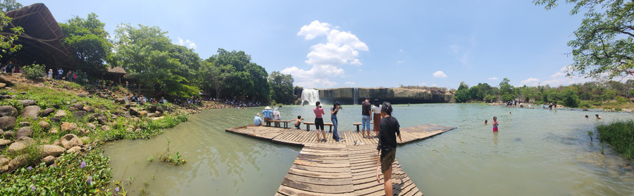 Du khách đến với thác Dray Nur dịp lễ 30/4 và 1/5.