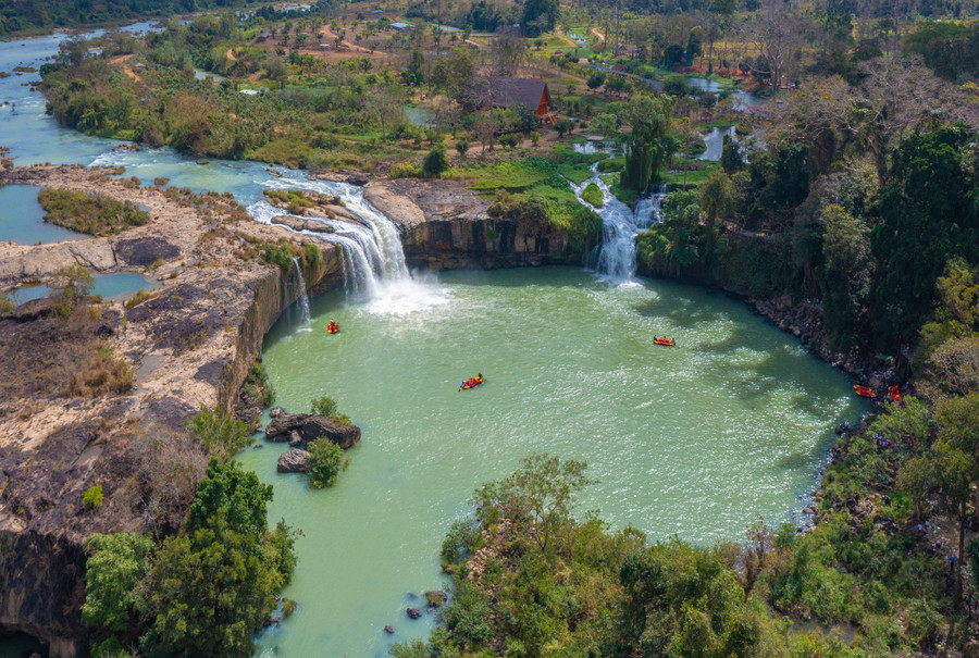 Du khách trải nghiệm bơi thuyền khám phá thác Dray Sap. Ảnh: MP