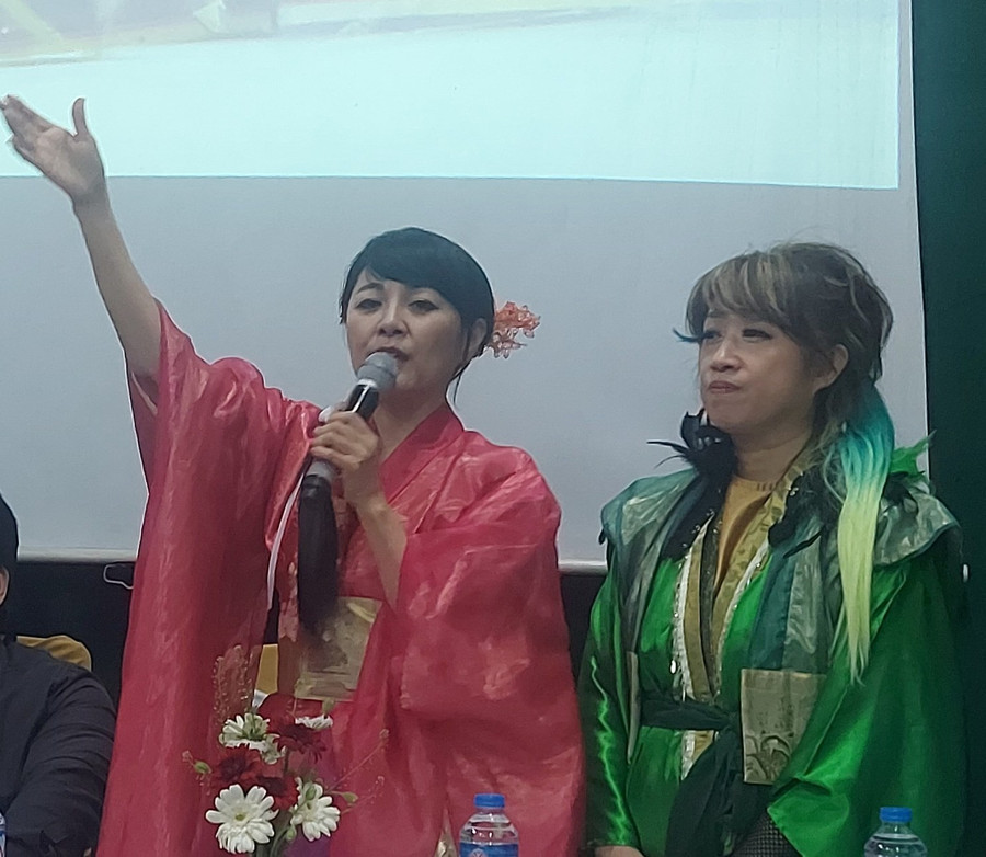 Hai nữ nghệ sĩ Ai và Yuki chia sẻ về &apos;Ninja Magic Show&apos;. Ảnh: Bình Thanh