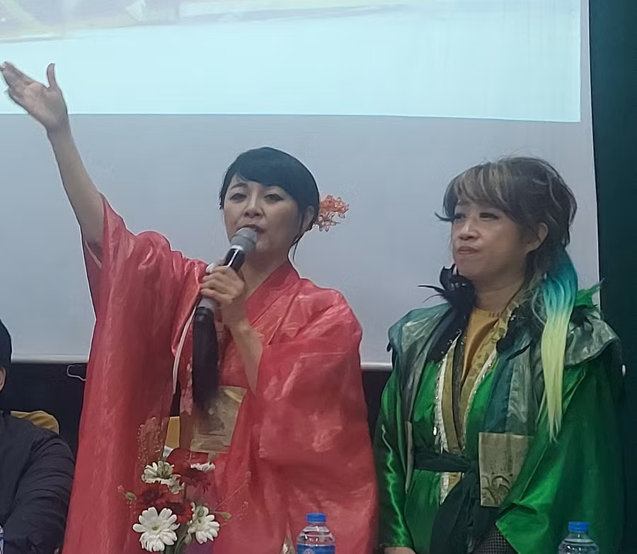 Hai nữ nghệ sĩ Ai và Yuki chia sẻ về 'Ninja Magic Show'. Ảnh: Bình Thanh