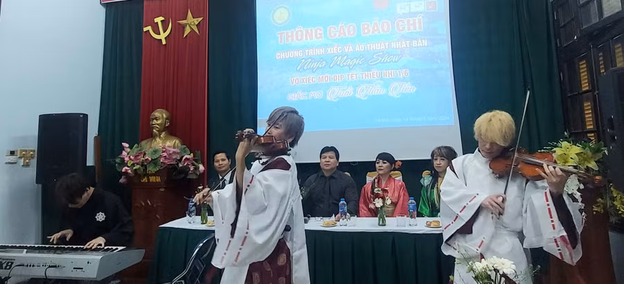 Nhóm nhạc đến từ Nhật Bản biểu diễn tại buổi họp báo. Ảnh: Bình Thanh