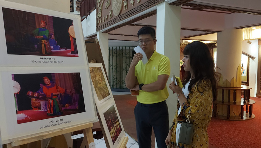 Tình nguyện viên giới thiệu về hề chèo qua ảnh triển lãm trước sự kiện 'Phi hề bất thành chèo'. Ảnh: Bình Thanh Tình nguyện viên giới thiệu về hề chèo qua ảnh triển lãm trước sự kiện 'Phi hề bất thành chèo'. Ảnh: Bình Thanh