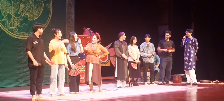 Khán giả được trải nghiệm với vai hề chèo cùng các nghệ sĩ Nhà hát Chèo Việt Nam trong sự kiện 'Phi hề bất thành chèo'. Ảnh: Bình Thanh