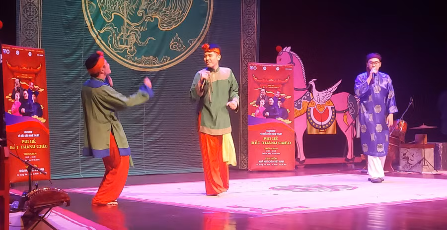 Tiết mục rap hề chèo mới lạ và thú vị tại sự kiện 'Phi hề bất thành chèo'. Ảnh: Bình Thanh