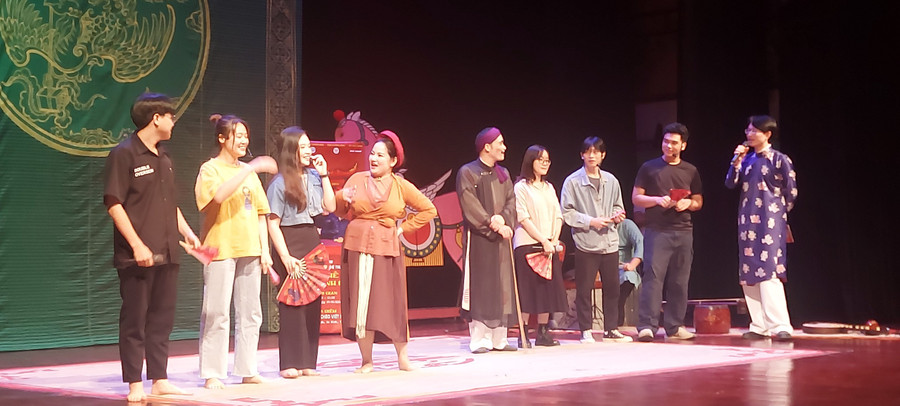 Khán giả được trải nghiệm với vai hề chèo cùng các nghệ sĩ Nhà hát Chèo Việt Nam trong sự kiện 'Phi hề bất thành chèo'. Ảnh: Bình Thanh Khán giả được trải nghiệm với vai hề chèo cùng các nghệ sĩ Nhà hát Chèo Việt Nam trong sự kiện 'Phi hề bất thành chèo'. Ảnh: Bình Thanh