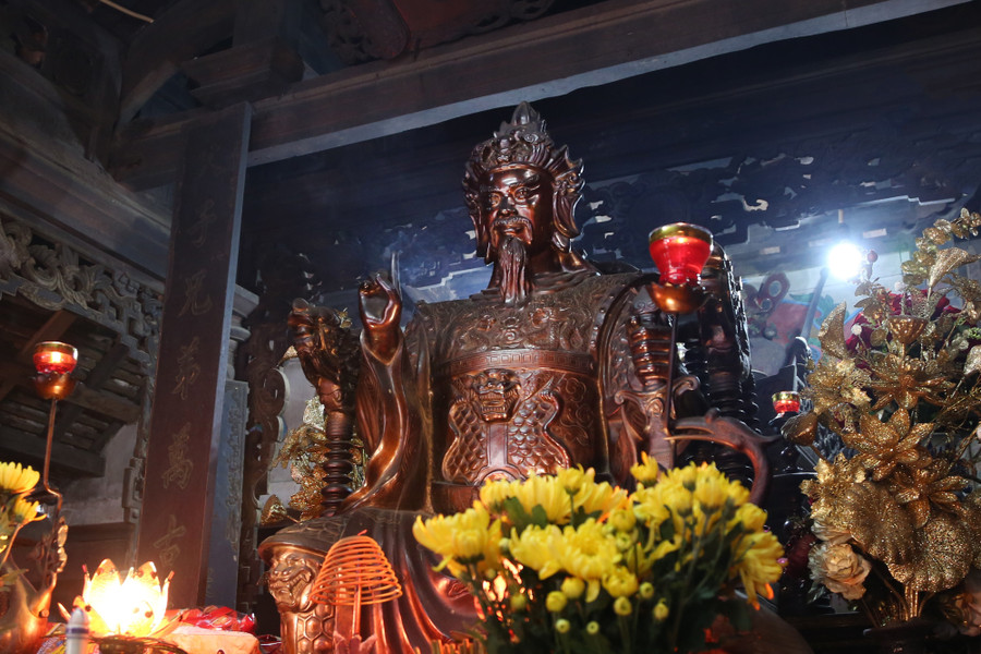 Tượng Thái sư Cương Quốc Công Nguyễn Xí tại đền thờ ở xã Khánh Hợp.