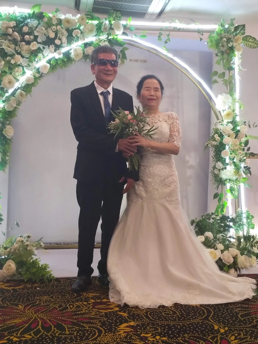 Ông Thụ, bà Mai được tổ chức đám cưới tập thể cùng các cặp đôi khiếm thị khác, do một tổ chức từ thiện tài trợ. Ông Thụ, bà Mai được tổ chức đám cưới tập thể cùng các cặp đôi khiếm thị khác, do một tổ chức từ thiện tài trợ.