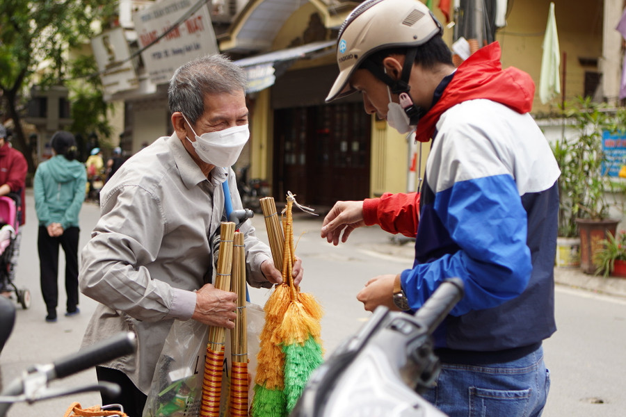 Hàng ngày ông Thụ đi bán chổi ở khu vực chợ Yên Phụ. Hàng ngày ông Thụ đi bán chổi ở khu vực chợ Yên Phụ.
