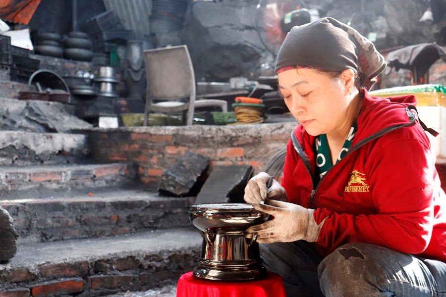 Chị Nguyễn Thị Thanh Bình đang hoàn thiện sản phẩm. Ảnh: Minh Cương