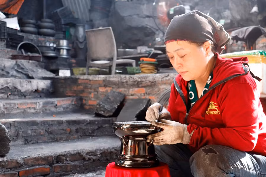 Chị Nguyễn Thị Thanh Bình đang hoàn thiện sản phẩm. Ảnh: Minh Cương