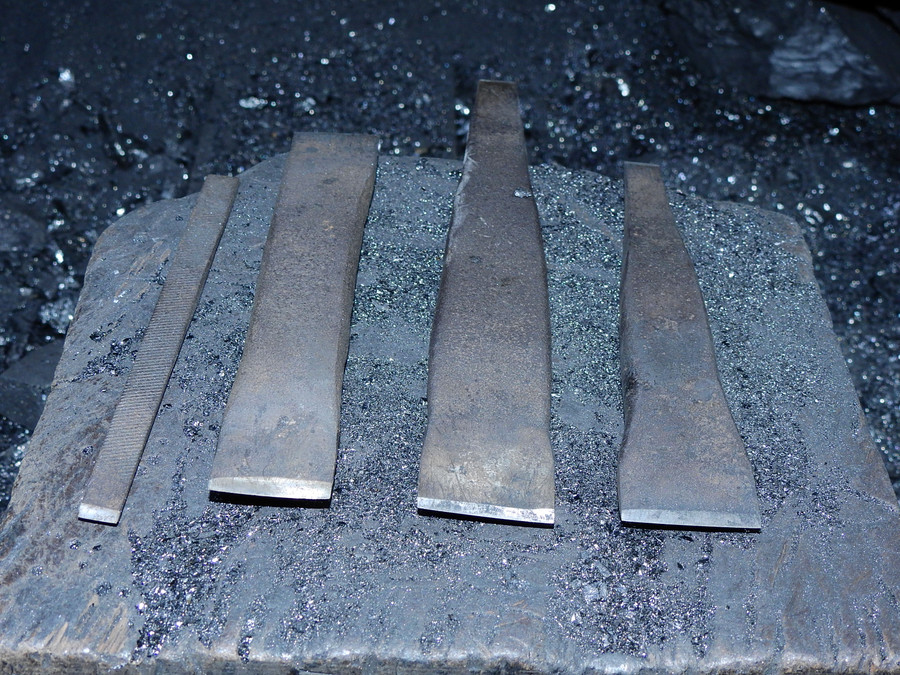 Các dụng cụ dùng để điêu khắc than đá. Ảnh: Minh Cương