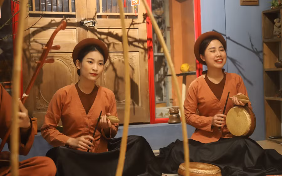 Các bạn trẻ của Xẩm 48h đã dành nhiều tâm huyết đưa xẩm đến công chúng. Các bạn trẻ của Xẩm 48h đã dành nhiều tâm huyết đưa xẩm đến công chúng.