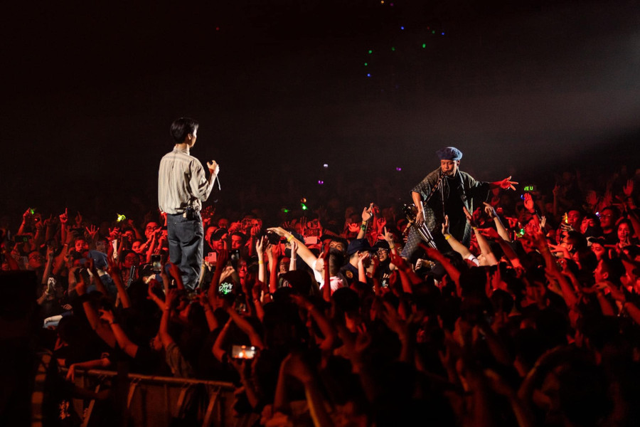 Nghệ sĩ Ly Mí Cường với chiếc khèn Mông kết hợp với rap của Đen Vâu trong một đem diễn.