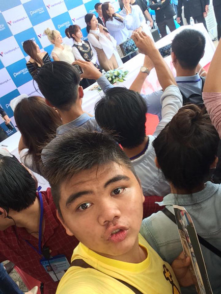 Hải Anh đăng ảnh trong buổi ký tặng và hạnh phúc khoe được ôm Ji Yeon trên Facebook. Cậu bạn có "mối tình" đã 6 năm với T-ara. them-mot-chang-trai-viet-bat-khoc-vi-t-ara-1